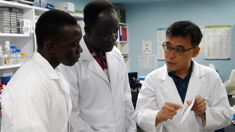 이태석 신부의 제자이자 남수단에서 온 토머스 타반 아콧과 존 마옌 루벤이 제67차 전문의 자격 시험에 합격했다. 사진은 지난 2018년 인제대 의대에서 공부 중인 아콧(왼쪽)과 루벤(오른쪽). /사진=뉴시스